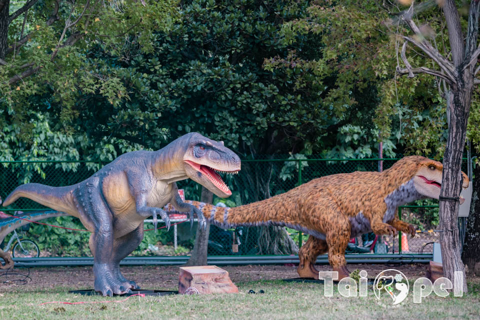 台北北投景點〡關渡恐龍樂園〡關渡探險樂園之恐龍大復活, 2026不龍錯過的冒險, 70隻恐龍擬真上線,化身訓龍師帥一波, 體驗餵恐龍的震撼教育, 4項恐龍互動體驗