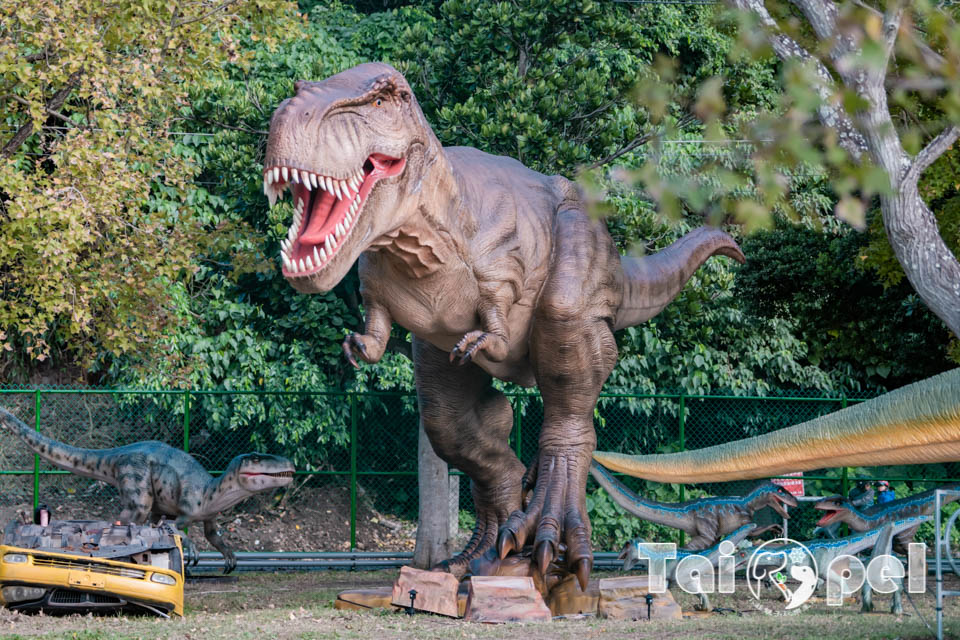 台北北投景點〡關渡恐龍樂園〡關渡探險樂園之恐龍大復活, 2026不龍錯過的冒險, 70隻恐龍擬真上線,化身訓龍師帥一波, 體驗餵恐龍的震撼教育, 4項恐龍互動體驗