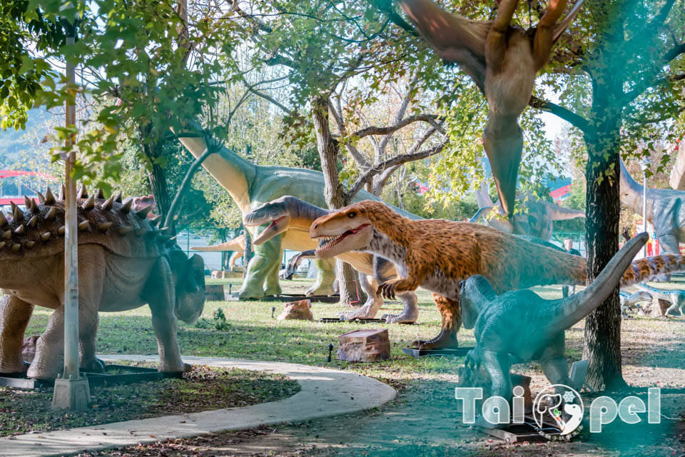 台北北投景點〡關渡恐龍樂園〡關渡探險樂園之恐龍大復活, 2026不龍錯過的冒險, 70隻恐龍擬真上線,化身訓龍師帥一波, 體驗餵恐龍的震撼教育, 4項恐龍互動體驗