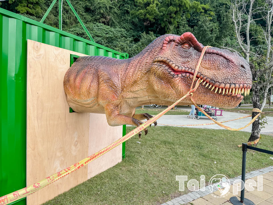 台北北投景點〡關渡恐龍樂園〡關渡探險樂園之恐龍大復活, 2026不龍錯過的冒險, 70隻恐龍擬真上線,化身訓龍師帥一波, 體驗餵恐龍的震撼教育, 4項恐龍互動體驗