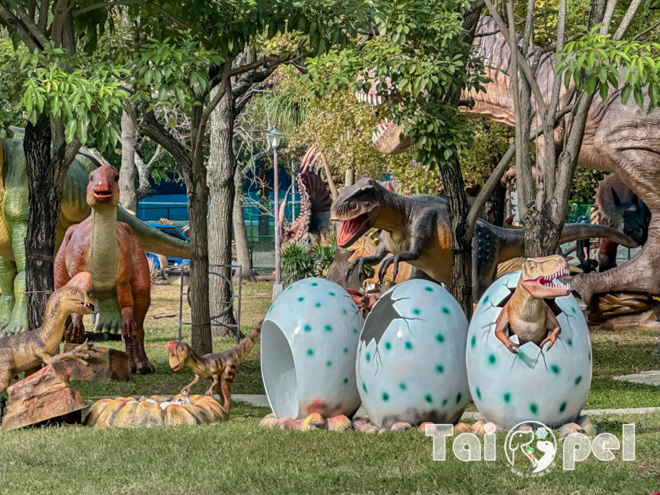 台北北投景點〡關渡恐龍樂園〡關渡探險樂園之恐龍大復活, 2026不龍錯過的冒險, 70隻恐龍擬真上線,化身訓龍師帥一波, 體驗餵恐龍的震撼教育, 4項恐龍互動體驗