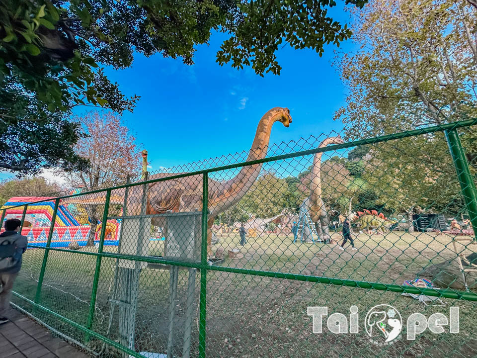 台北北投景點〡關渡恐龍樂園〡關渡探險樂園之恐龍大復活, 2026不龍錯過的冒險, 70隻恐龍擬真上線,化身訓龍師帥一波, 體驗餵恐龍的震撼教育, 4項恐龍互動體驗