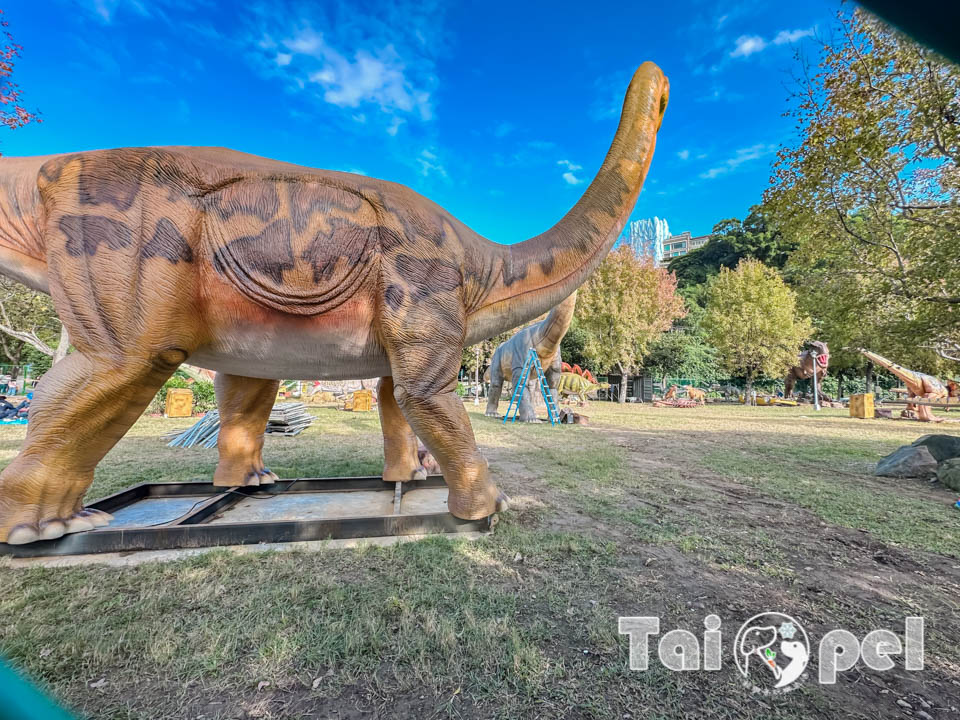 台北北投景點〡關渡恐龍樂園〡關渡探險樂園之恐龍大復活, 2026不龍錯過的冒險, 70隻恐龍擬真上線,化身訓龍師帥一波, 體驗餵恐龍的震撼教育, 4項恐龍互動體驗