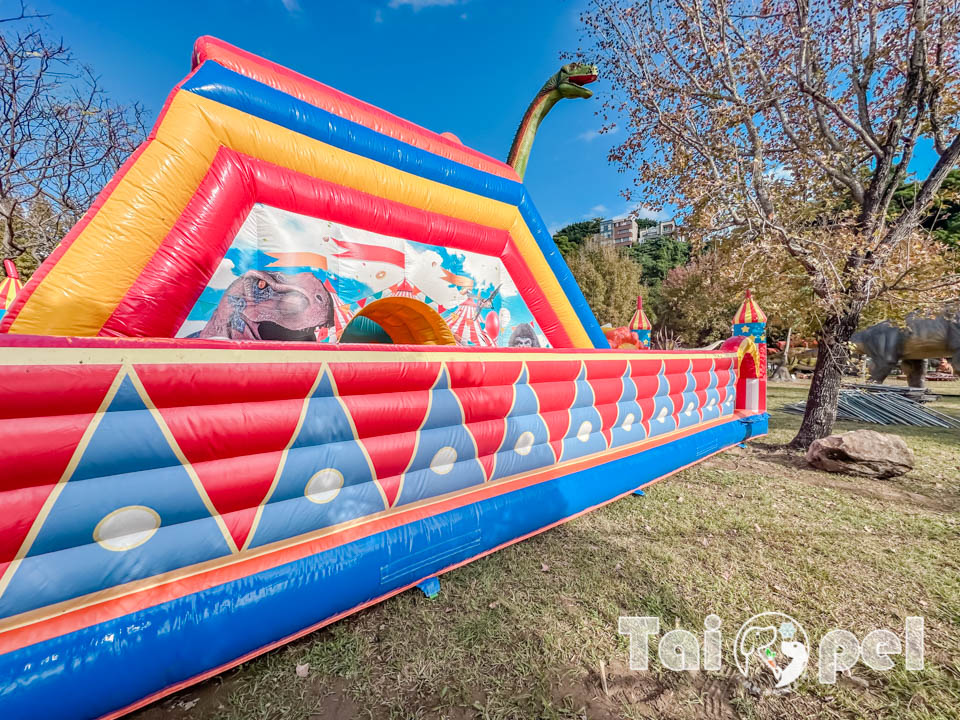 台北北投景點〡關渡恐龍樂園〡關渡探險樂園之恐龍大復活, 2026不龍錯過的冒險, 70隻恐龍擬真上線,化身訓龍師帥一波, 體驗餵恐龍的震撼教育, 4項恐龍互動體驗