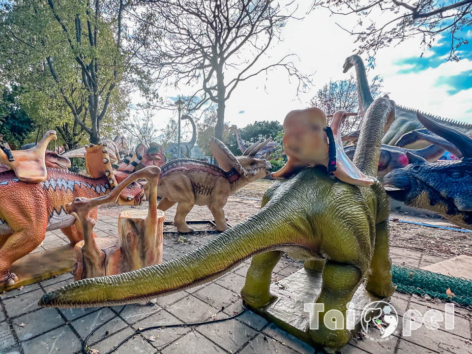 台北北投景點〡關渡恐龍樂園〡關渡探險樂園之恐龍大復活, 2026不龍錯過的冒險, 70隻恐龍擬真上線,化身訓龍師帥一波, 體驗餵恐龍的震撼教育, 4項恐龍互動體驗