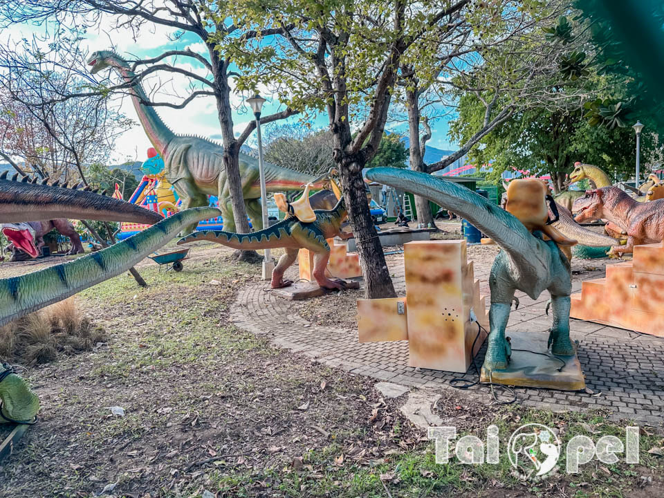 台北北投景點〡關渡恐龍樂園〡關渡探險樂園之恐龍大復活, 2026不龍錯過的冒險, 70隻恐龍擬真上線,化身訓龍師帥一波, 體驗餵恐龍的震撼教育, 4項恐龍互動體驗