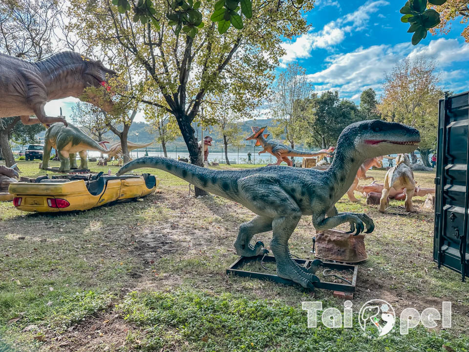 台北北投景點〡關渡恐龍樂園〡關渡探險樂園之恐龍大復活, 2026不龍錯過的冒險, 70隻恐龍擬真上線,化身訓龍師帥一波, 體驗餵恐龍的震撼教育, 4項恐龍互動體驗