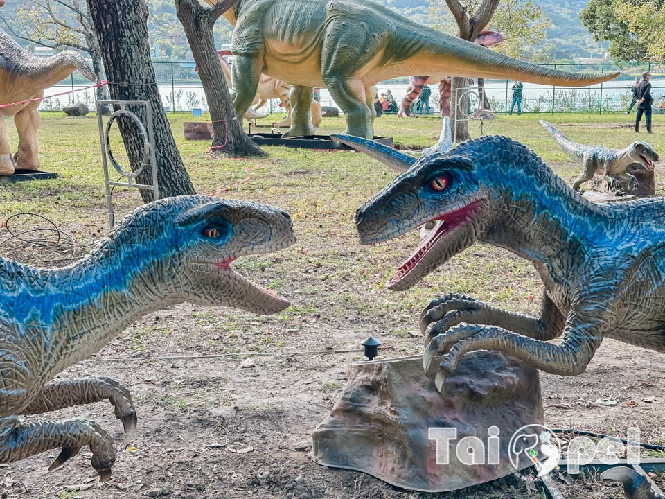 台北北投景點〡關渡恐龍樂園〡關渡探險樂園之恐龍大復活, 2026不龍錯過的冒險, 70隻恐龍擬真上線,化身訓龍師帥一波, 體驗餵恐龍的震撼教育, 4項恐龍互動體驗