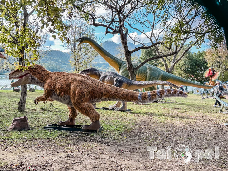 台北北投景點〡關渡恐龍樂園〡關渡探險樂園之恐龍大復活, 2026不龍錯過的冒險, 70隻恐龍擬真上線,化身訓龍師帥一波, 體驗餵恐龍的震撼教育, 4項恐龍互動體驗