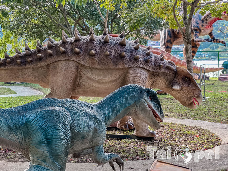 台北北投景點〡關渡恐龍樂園〡關渡探險樂園之恐龍大復活, 2026不龍錯過的冒險, 70隻恐龍擬真上線,化身訓龍師帥一波, 體驗餵恐龍的震撼教育, 4項恐龍互動體驗