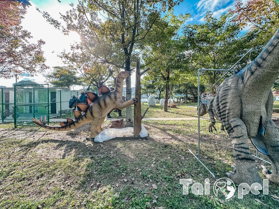 台北北投景點〡關渡恐龍樂園〡關渡探險樂園之恐龍大復活, 2026不龍錯過的冒險, 70隻恐龍擬真上線,化身訓龍師帥一波, 體驗餵恐龍的震撼教育, 4項恐龍互動體驗