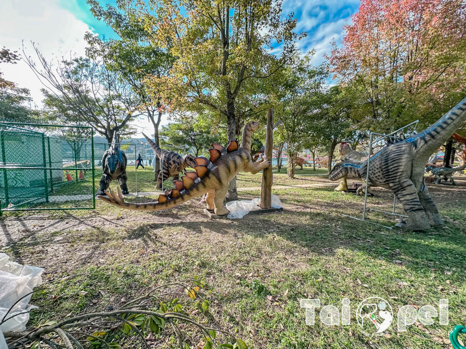 台北北投景點〡關渡恐龍樂園〡關渡探險樂園之恐龍大復活, 2026不龍錯過的冒險, 70隻恐龍擬真上線,化身訓龍師帥一波, 體驗餵恐龍的震撼教育, 4項恐龍互動體驗
