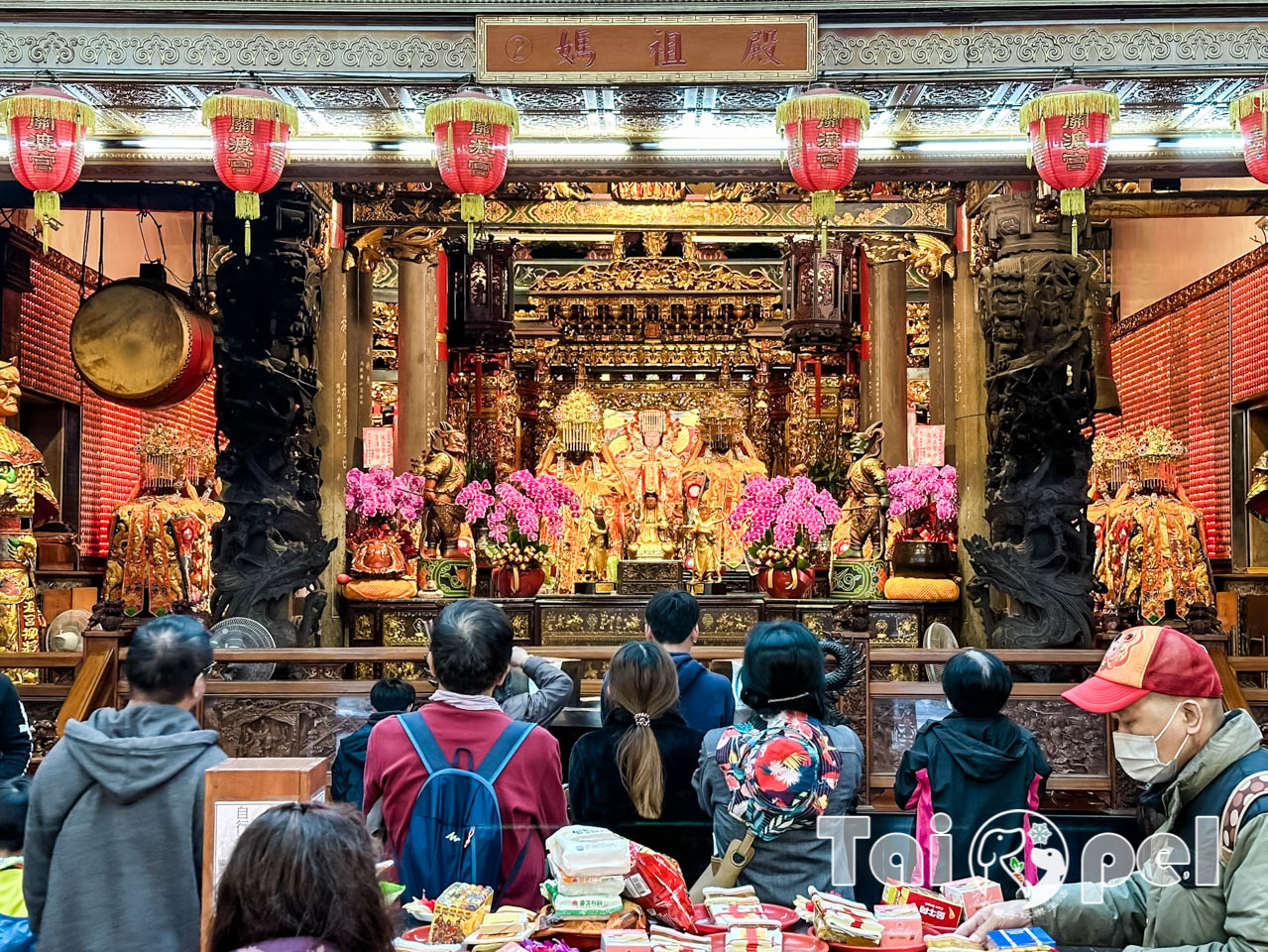 台北北投景點〡關渡宮。關渡碼頭〡關渡古早街坊吃美食, 河岸大型休憩躺椅, 關渡宮廣場餵鴿子, 2024貨櫃碼頭市集全新啟用, 滑梯沙坑尋寶趣