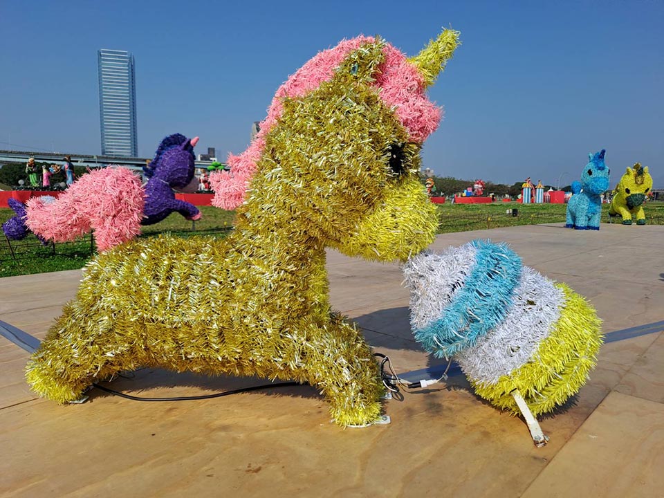 0223-5 新北三重景點〡2026新北燈會〡勁馬奔騰 新北Hi Light, 16大主題燈區馬力全開, 萬馬奔騰馬上開運, 線條小狗可愛爆擊, 12項互動體驗親子同樂, 近170攤美食市集異國市集