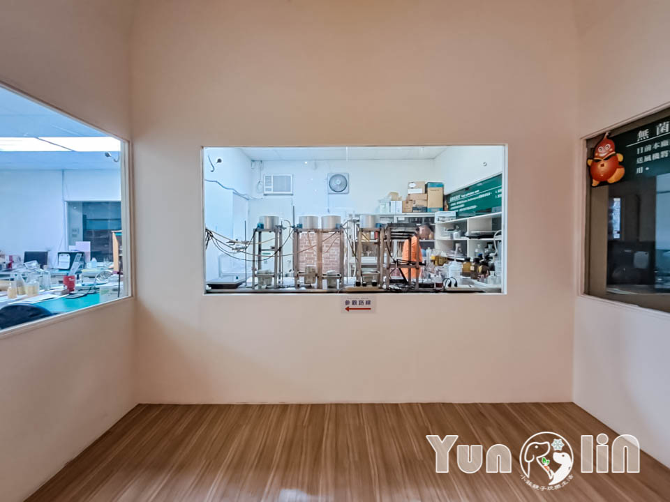 雲林古坑景點〡福祿壽觀光酒場〡品香走讀酒博物館, 欣賞奇裝異服造型酒瓶, 福祿壽酒吧免費試飲, 酒後不開車安全有保障