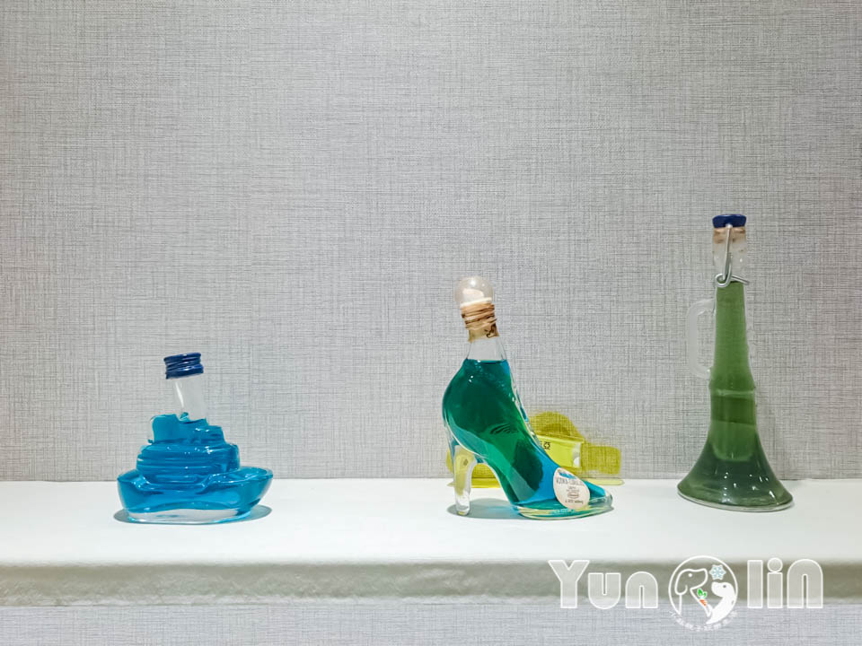 雲林古坑景點〡福祿壽觀光酒場〡品香走讀酒博物館, 欣賞奇裝異服造型酒瓶, 福祿壽酒吧免費試飲, 酒後不開車安全有保障