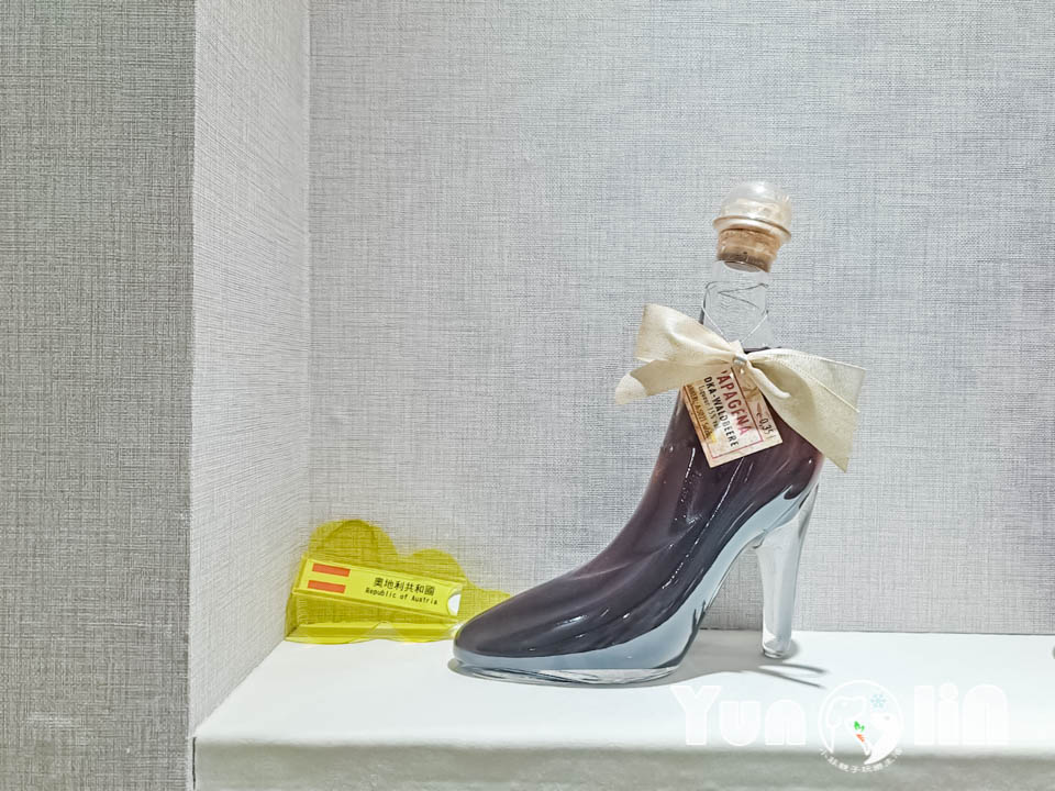 雲林古坑景點〡福祿壽觀光酒場〡品香走讀酒博物館, 欣賞奇裝異服造型酒瓶, 福祿壽酒吧免費試飲, 酒後不開車安全有保障