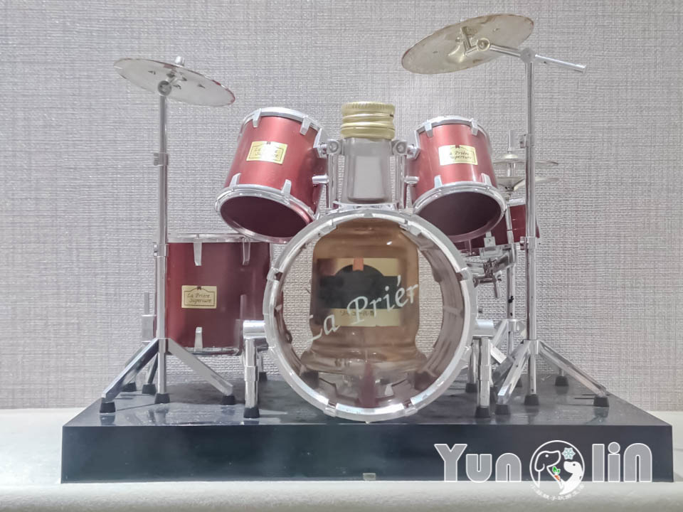 雲林古坑景點〡福祿壽觀光酒場〡品香走讀酒博物館, 欣賞奇裝異服造型酒瓶, 福祿壽酒吧免費試飲, 酒後不開車安全有保障