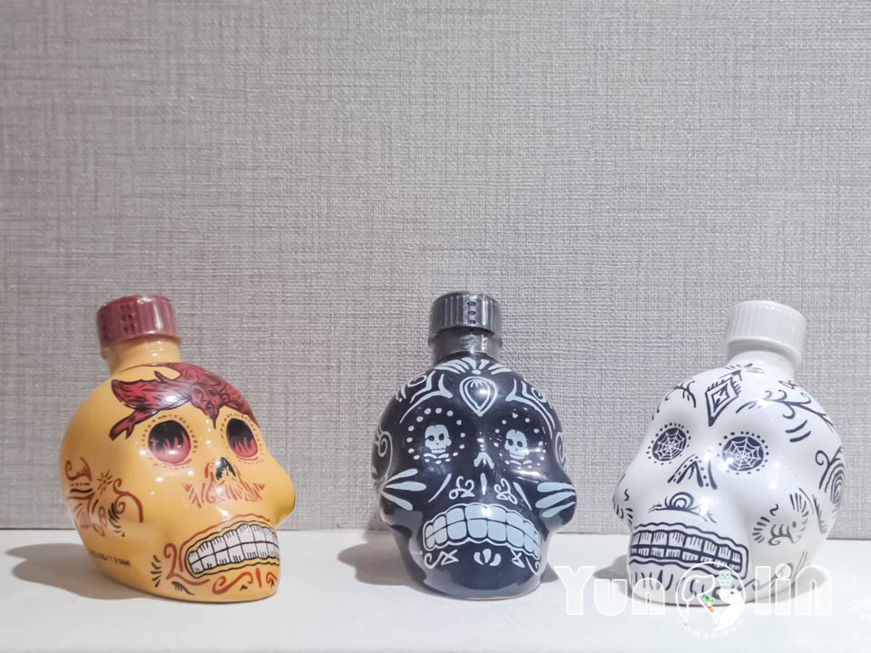 雲林古坑景點〡福祿壽觀光酒場〡品香走讀酒博物館, 欣賞奇裝異服造型酒瓶, 福祿壽酒吧免費試飲, 酒後不開車安全有保障