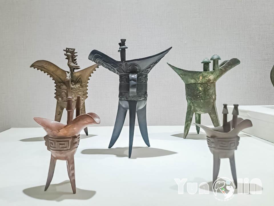 雲林古坑景點〡福祿壽觀光酒場〡品香走讀酒博物館, 欣賞奇裝異服造型酒瓶, 福祿壽酒吧免費試飲, 酒後不開車安全有保障