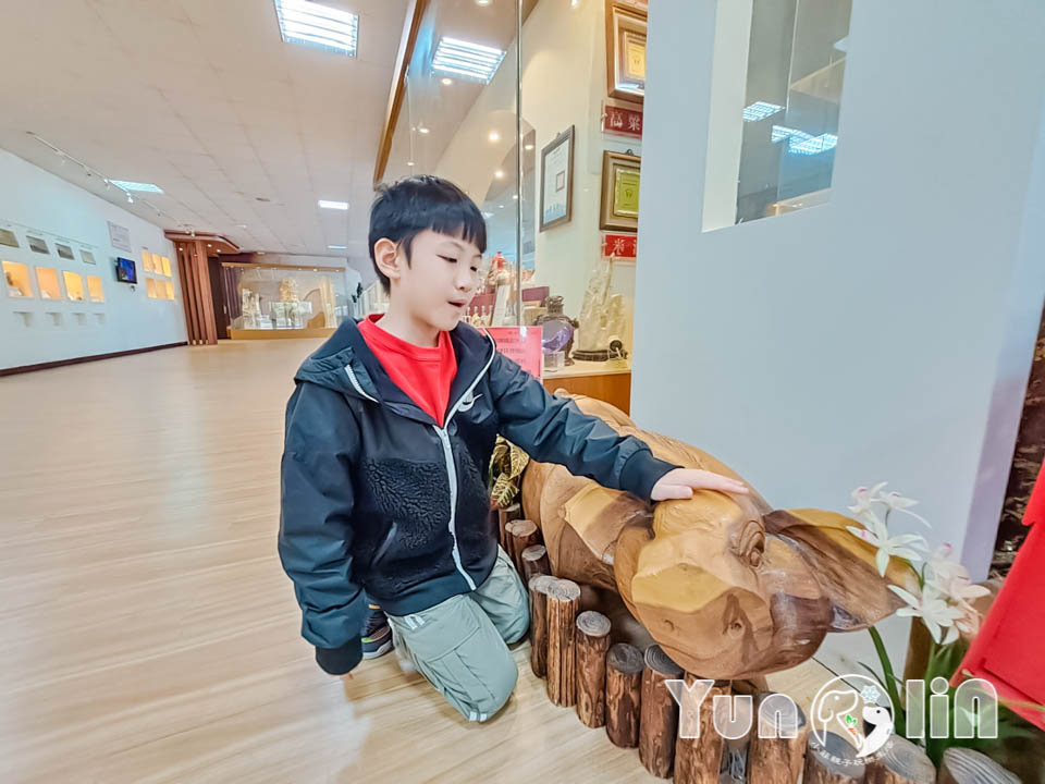 雲林古坑景點〡福祿壽觀光酒場〡品香走讀酒博物館, 欣賞奇裝異服造型酒瓶, 福祿壽酒吧免費試飲, 酒後不開車安全有保障
