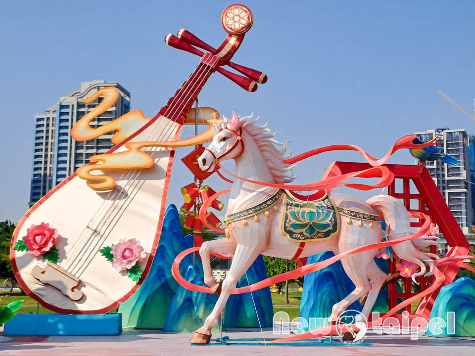 146446_0-2 新北三重景點〡2026新北燈會〡勁馬奔騰 新北Hi Light, 16大主題燈區馬力全開, 萬馬奔騰馬上開運, 線條小狗可愛爆擊, 12項互動體驗親子同樂, 近170攤美食市集異國市集