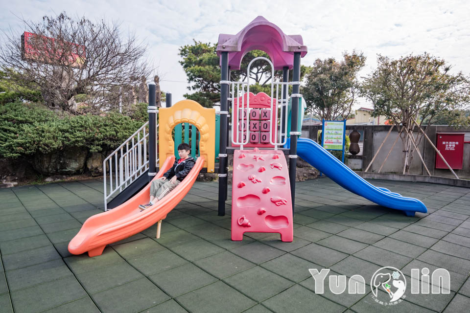 雲林古坑景點〡福祿壽觀光酒場〡品香走讀酒博物館, 欣賞奇裝異服造型酒瓶, 福祿壽酒吧免費試飲, 酒後不開車安全有保障