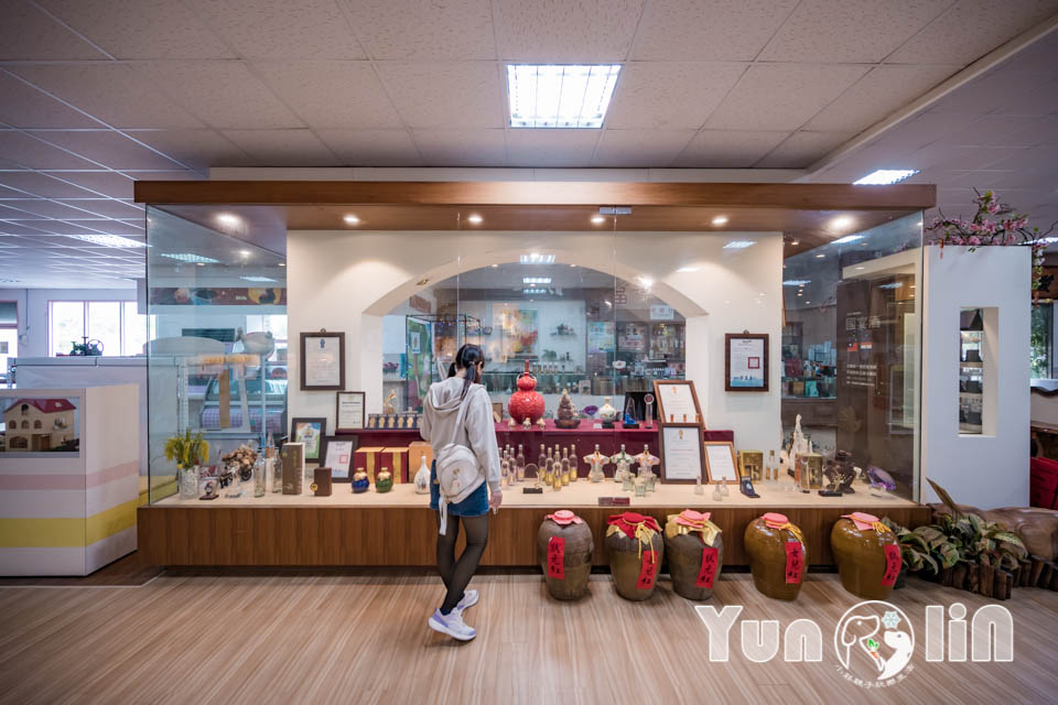 雲林古坑景點〡福祿壽觀光酒場〡品香走讀酒博物館, 欣賞奇裝異服造型酒瓶, 福祿壽酒吧免費試飲, 酒後不開車安全有保障