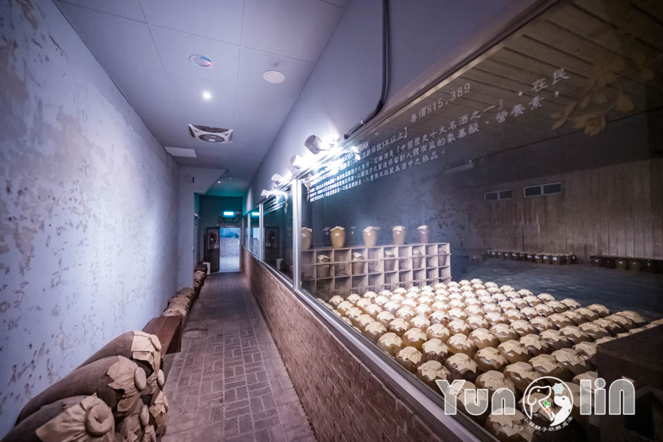 雲林古坑景點〡福祿壽觀光酒場〡品香走讀酒博物館, 欣賞奇裝異服造型酒瓶, 福祿壽酒吧免費試飲, 酒後不開車安全有保障