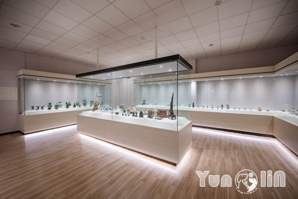 雲林古坑景點〡福祿壽觀光酒場〡品香走讀酒博物館, 欣賞奇裝異服造型酒瓶, 福祿壽酒吧免費試飲, 酒後不開車安全有保障