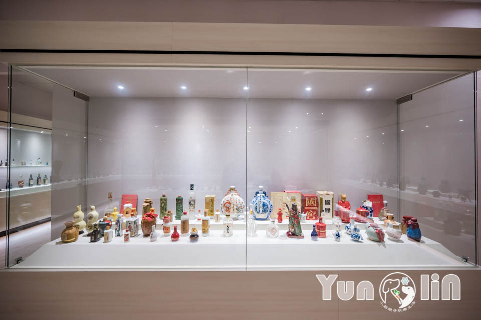 雲林古坑景點〡福祿壽觀光酒場〡品香走讀酒博物館, 欣賞奇裝異服造型酒瓶, 福祿壽酒吧免費試飲, 酒後不開車安全有保障