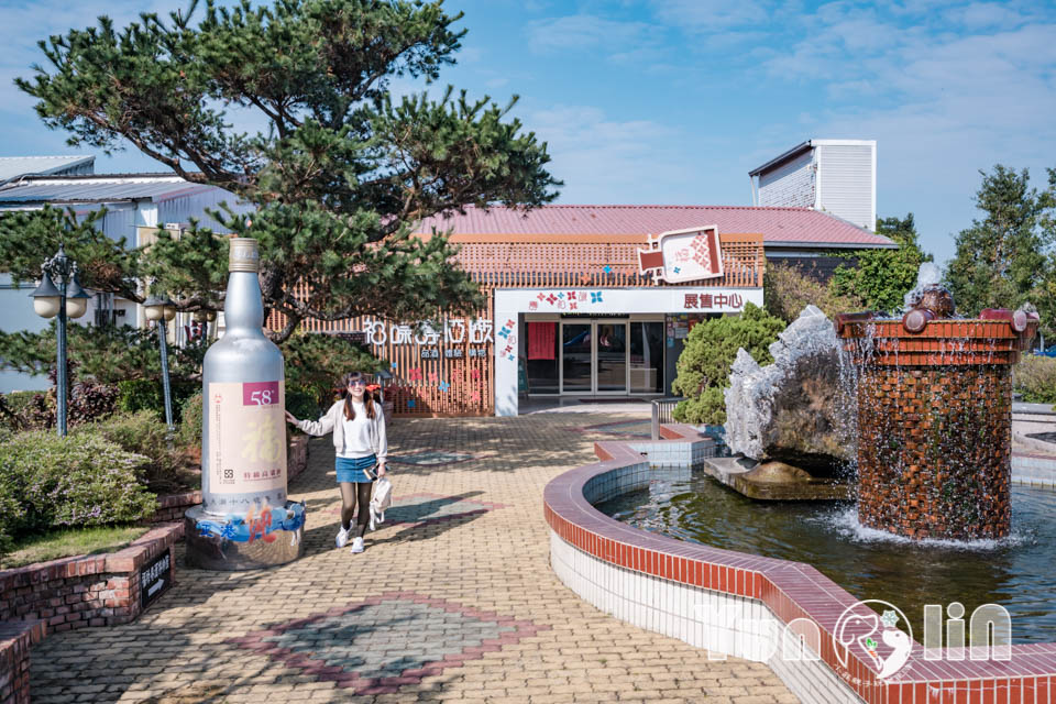 雲林古坑景點〡福祿壽觀光酒場〡品香走讀酒博物館, 欣賞奇裝異服造型酒瓶, 福祿壽酒吧免費試飲, 酒後不開車安全有保障