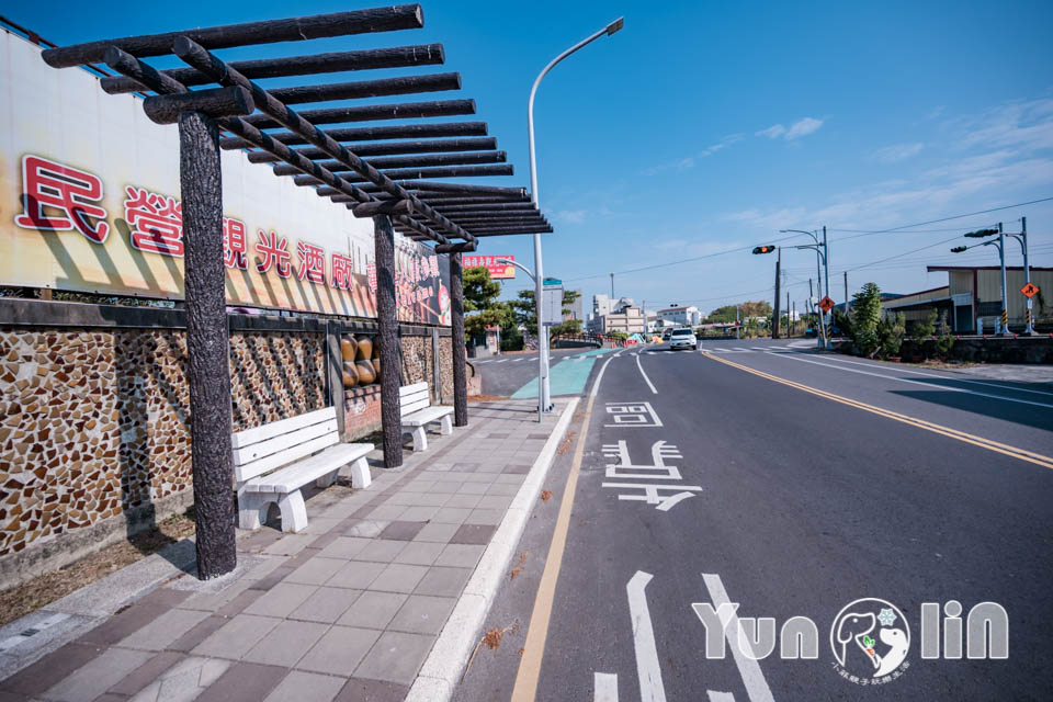 雲林古坑景點〡福祿壽觀光酒場〡品香走讀酒博物館, 欣賞奇裝異服造型酒瓶, 福祿壽酒吧免費試飲, 酒後不開車安全有保障