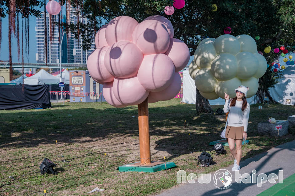 DSC_5626 新北三重景點〡2026新北燈會〡勁馬奔騰 新北Hi Light, 16大主題燈區馬力全開, 萬馬奔騰馬上開運, 線條小狗可愛爆擊, 12項互動體驗親子同樂, 近170攤美食市集異國市集