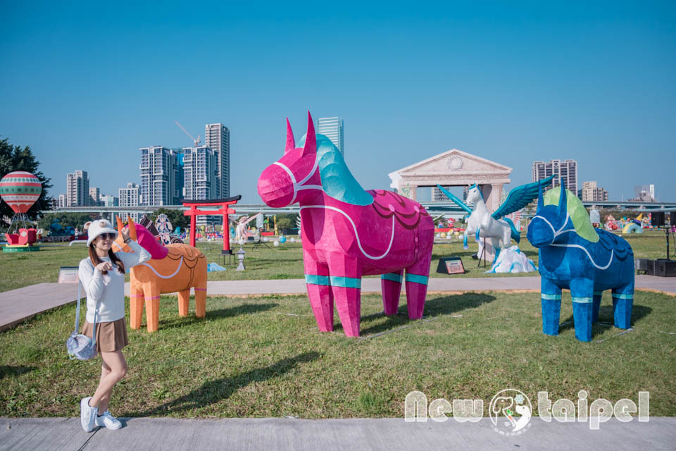 DSC_5637 新北三重景點〡2026新北燈會〡勁馬奔騰 新北Hi Light, 16大主題燈區馬力全開, 萬馬奔騰馬上開運, 線條小狗可愛爆擊, 12項互動體驗親子同樂, 近170攤美食市集異國市集