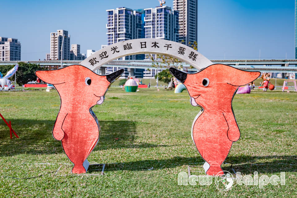 DSC_5649 新北三重景點〡2026新北燈會〡勁馬奔騰 新北Hi Light, 16大主題燈區馬力全開, 萬馬奔騰馬上開運, 線條小狗可愛爆擊, 12項互動體驗親子同樂, 近170攤美食市集異國市集