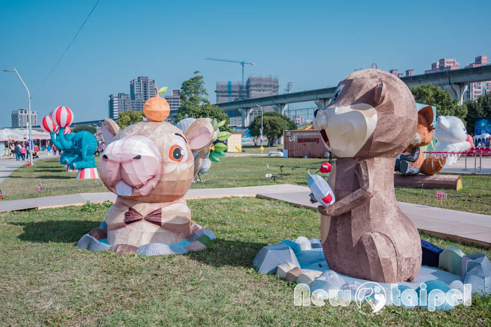 DSC_5695 新北三重景點〡2026新北燈會〡勁馬奔騰 新北Hi Light, 16大主題燈區馬力全開, 萬馬奔騰馬上開運, 線條小狗可愛爆擊, 12項互動體驗親子同樂, 近170攤美食市集異國市集