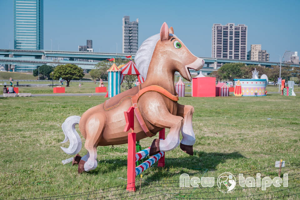 DSC_5706 新北三重景點〡2026新北燈會〡勁馬奔騰 新北Hi Light, 16大主題燈區馬力全開, 萬馬奔騰馬上開運, 線條小狗可愛爆擊, 12項互動體驗親子同樂, 近170攤美食市集異國市集