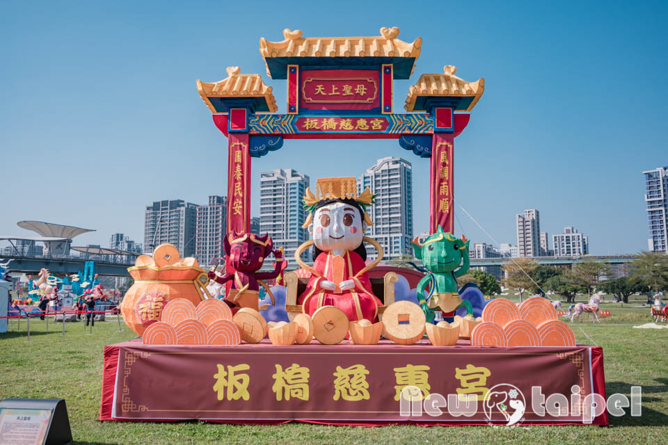 DSC_5720 新北三重景點〡2026新北燈會〡勁馬奔騰 新北Hi Light, 16大主題燈區馬力全開, 萬馬奔騰馬上開運, 線條小狗可愛爆擊, 12項互動體驗親子同樂, 近170攤美食市集異國市集