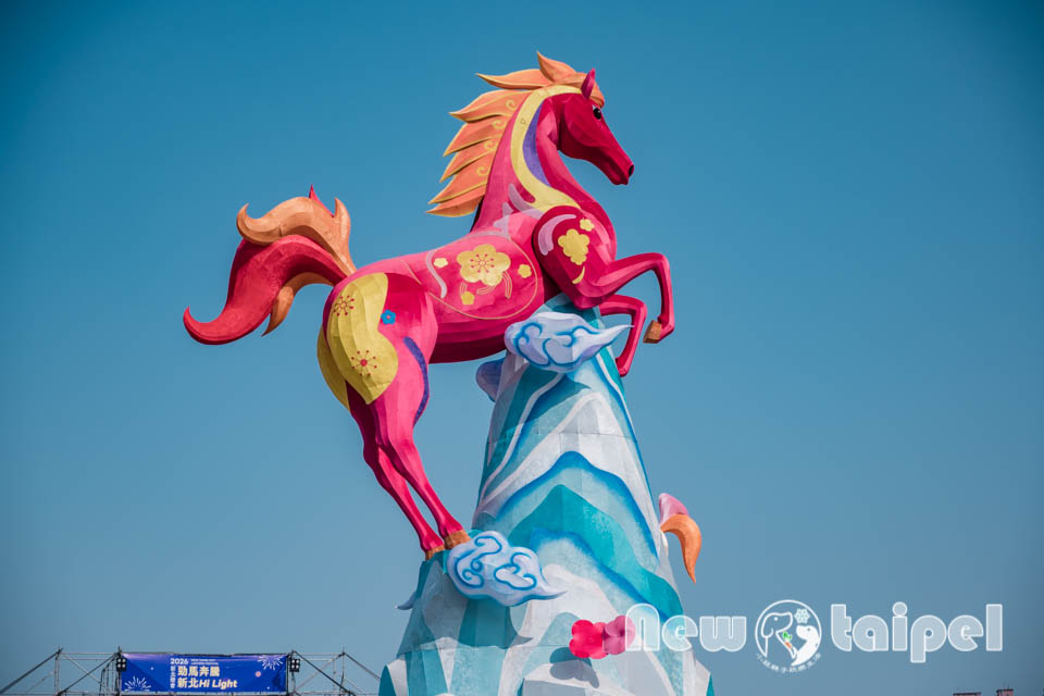 DSC_5735 新北三重景點〡2026新北燈會〡勁馬奔騰 新北Hi Light, 16大主題燈區馬力全開, 萬馬奔騰馬上開運, 線條小狗可愛爆擊, 12項互動體驗親子同樂, 近170攤美食市集異國市集