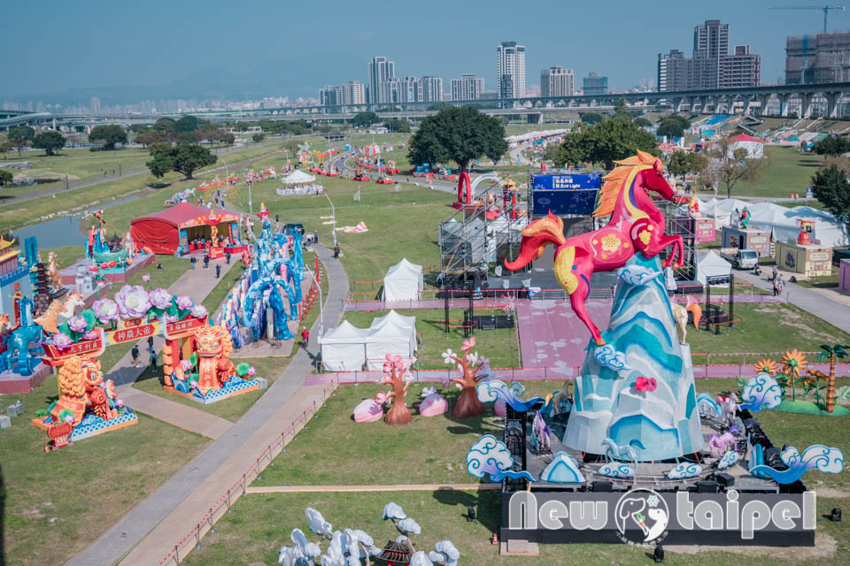 DSC_5739 新北三重景點〡2026新北燈會〡勁馬奔騰 新北Hi Light, 16大主題燈區馬力全開, 萬馬奔騰馬上開運, 線條小狗可愛爆擊, 12項互動體驗親子同樂, 近170攤美食市集異國市集