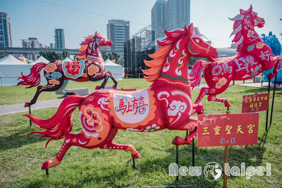 DSC_5748 新北三重景點〡2026新北燈會〡勁馬奔騰 新北Hi Light, 16大主題燈區馬力全開, 萬馬奔騰馬上開運, 線條小狗可愛爆擊, 12項互動體驗親子同樂, 近170攤美食市集異國市集