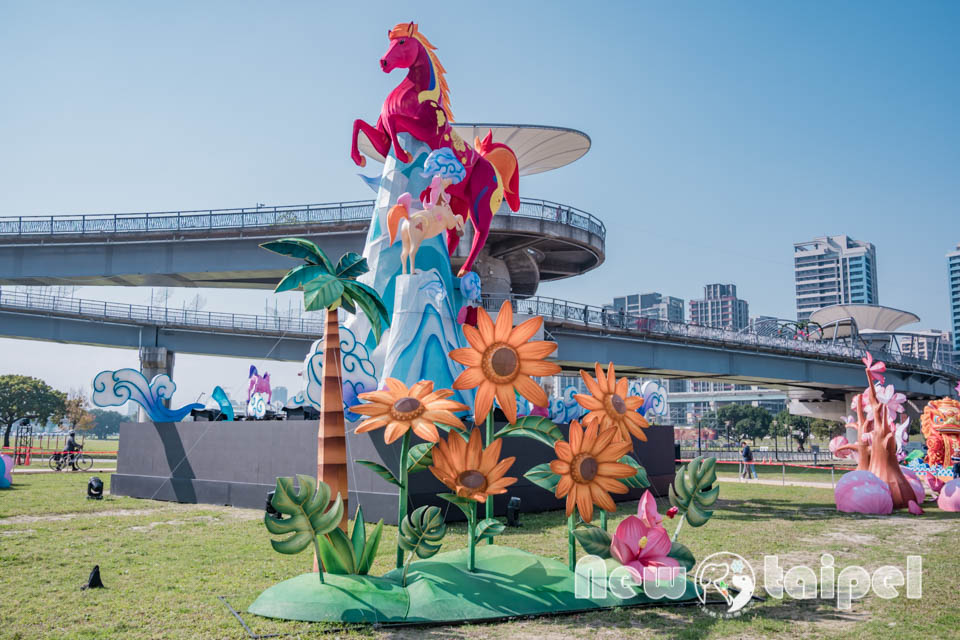 DSC_5753 新北三重景點〡2026新北燈會〡勁馬奔騰 新北Hi Light, 16大主題燈區馬力全開, 萬馬奔騰馬上開運, 線條小狗可愛爆擊, 12項互動體驗親子同樂, 近170攤美食市集異國市集