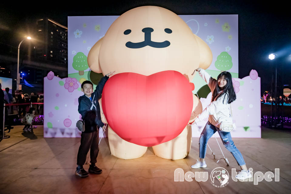 DSC_5784 新北三重景點〡2026新北燈會〡勁馬奔騰 新北Hi Light, 16大主題燈區馬力全開, 萬馬奔騰馬上開運, 線條小狗可愛爆擊, 12項互動體驗親子同樂, 近170攤美食市集異國市集