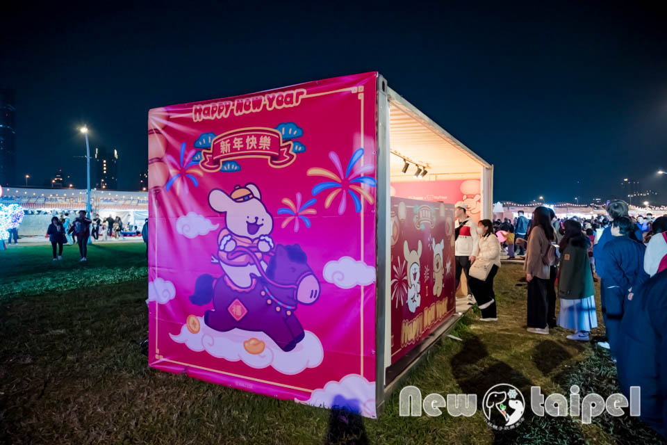 DSC_5794 新北三重景點〡2026新北燈會〡勁馬奔騰 新北Hi Light, 16大主題燈區馬力全開, 萬馬奔騰馬上開運, 線條小狗可愛爆擊, 12項互動體驗親子同樂, 近170攤美食市集異國市集