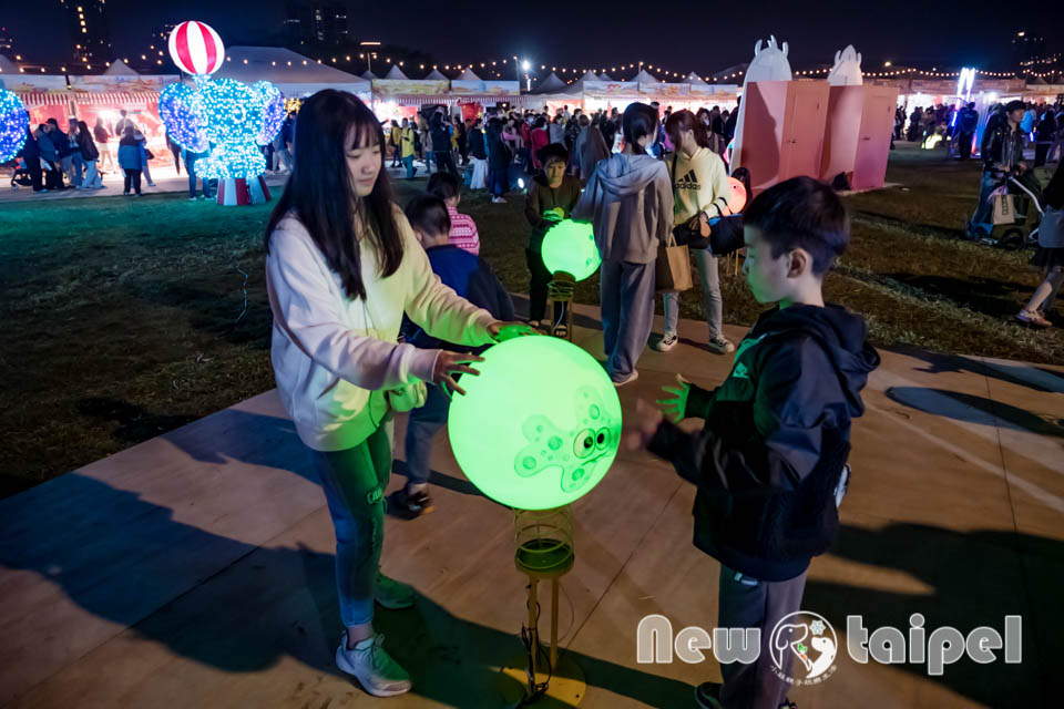 DSC_5798 新北三重景點〡2026新北燈會〡勁馬奔騰 新北Hi Light, 16大主題燈區馬力全開, 萬馬奔騰馬上開運, 線條小狗可愛爆擊, 12項互動體驗親子同樂, 近170攤美食市集異國市集