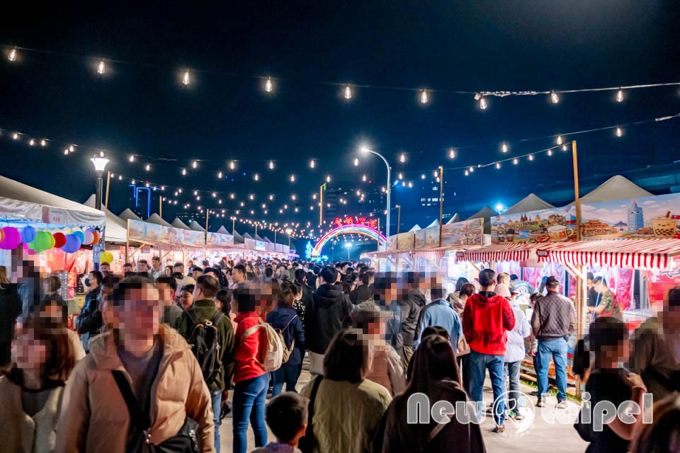 DSC_5815 新北三重景點〡2026新北燈會〡勁馬奔騰 新北Hi Light, 16大主題燈區馬力全開, 萬馬奔騰馬上開運, 線條小狗可愛爆擊, 12項互動體驗親子同樂, 近170攤美食市集異國市集