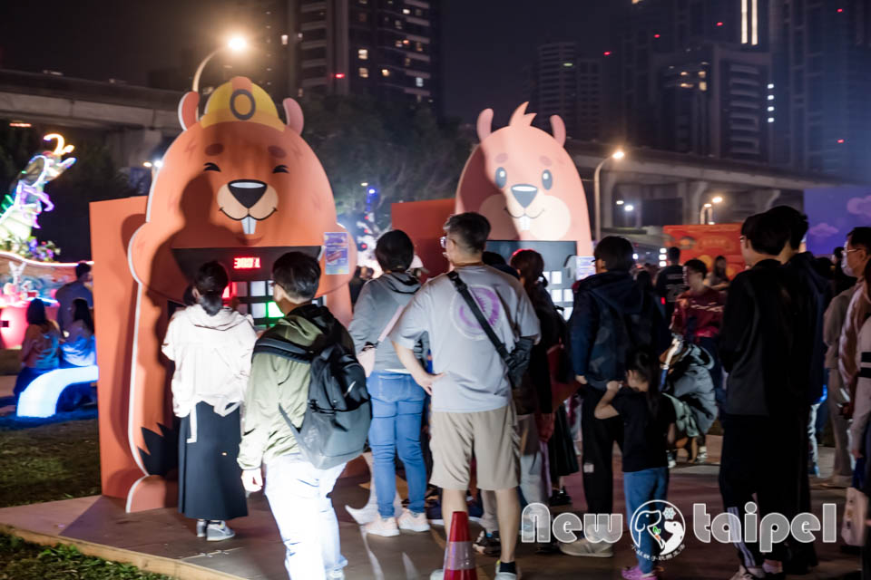 DSC_5823 新北三重景點〡2026新北燈會〡勁馬奔騰 新北Hi Light, 16大主題燈區馬力全開, 萬馬奔騰馬上開運, 線條小狗可愛爆擊, 12項互動體驗親子同樂, 近170攤美食市集異國市集