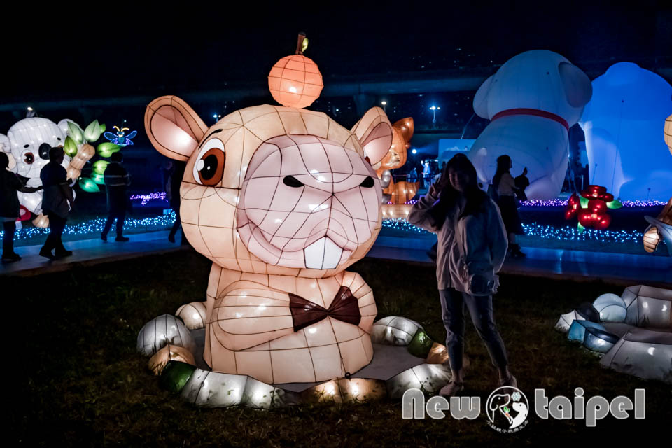 DSC_5830 新北三重景點〡2026新北燈會〡勁馬奔騰 新北Hi Light, 16大主題燈區馬力全開, 萬馬奔騰馬上開運, 線條小狗可愛爆擊, 12項互動體驗親子同樂, 近170攤美食市集異國市集