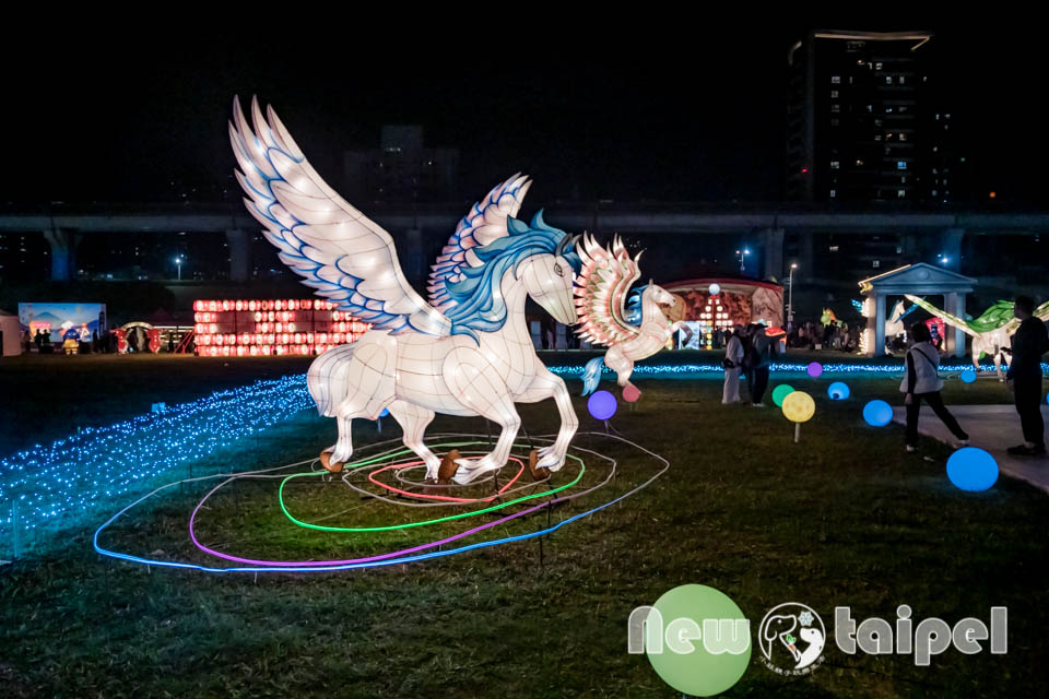 DSC_5844 新北三重景點〡2026新北燈會〡勁馬奔騰 新北Hi Light, 16大主題燈區馬力全開, 萬馬奔騰馬上開運, 線條小狗可愛爆擊, 12項互動體驗親子同樂, 近170攤美食市集異國市集